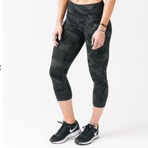 Zyia Forest Camo Capri Sz 12